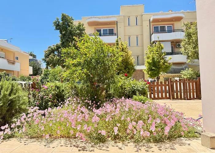 Apartament Spacious & Cozy Apartment, With Big Yard, In