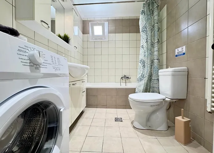 Spacious & Cozy Apartment, With Big Yard, In Miasto Kos