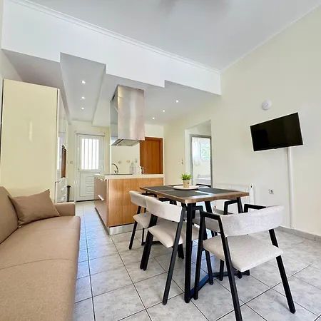 Spacious & Cozy Apartment, With Big Yard, In Apartmán *