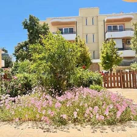 Διαμέρισμα Spacious & Cozy Apartment, With Big Yard, In