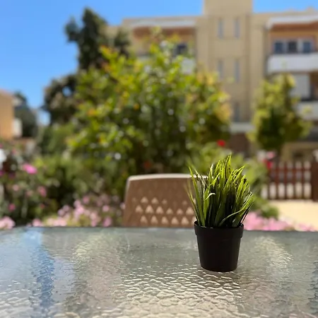 Διαμέρισμα Spacious & Cozy Apartment, With Big Yard, In