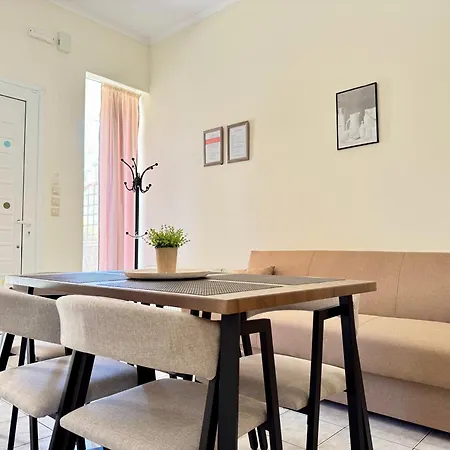 Spacious & Cozy Apartment, With Private Yard, In - El Greco Lägenhet