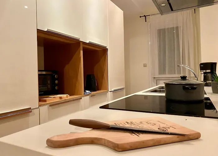 Spacious & Cozy Apartment, With Big Yard, In Apartmán