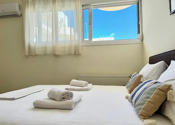 Spacious & Cozy Apartment, With Big Yard, In Apartmán *